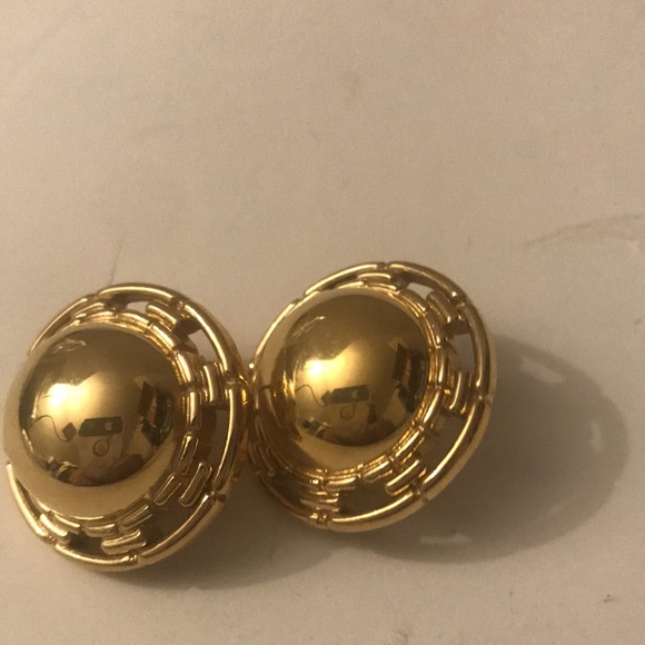 Trifari earrings gold tone button style pierced vintage - Picture 2 of 6